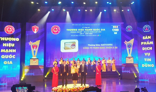 Đại diện nhãn hàng Nattospes nhận giải thưởng “Top 10 Thương hiệu mạnh Quốc gia 2024”.png